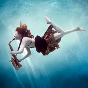 unterwasser portrait musikerin saxofon shooting